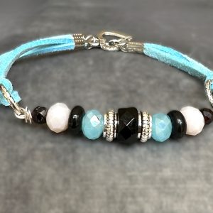 Suede armbandje zwart-roze-blauw