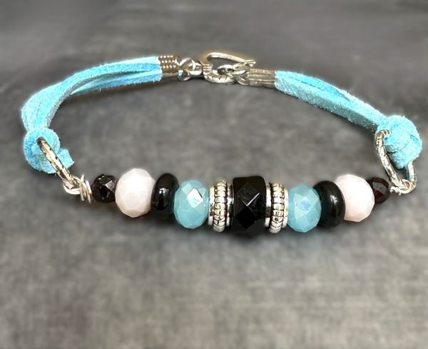 Suede armbandje zwart-roze-blauw
