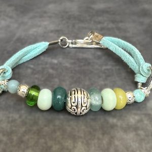Suede armbandje in fris groen-blauw