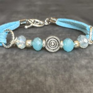 Suede armbandje in frisblauw met zilver