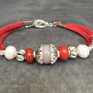 Suede armbandje in bloemige roze-rood tinten