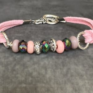 Suede armbandje in babyroze, paars en zilver