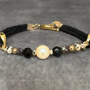 Suede armbandje in classy zwart, goud en creme