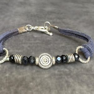Suede armbandje in flonkerend donkerblauw-zilver