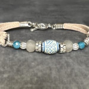 Suede armbandje beige-lichtblauw tinten