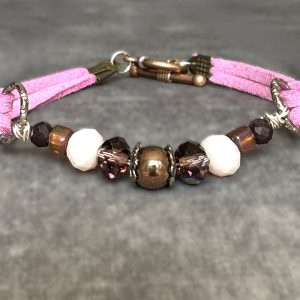 Suede armbandje in brons, roze-paars tinten